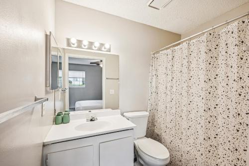 Ένα μπάνιο στο Kenridge Apartments 1705 I 2 Bed 2 Bath
