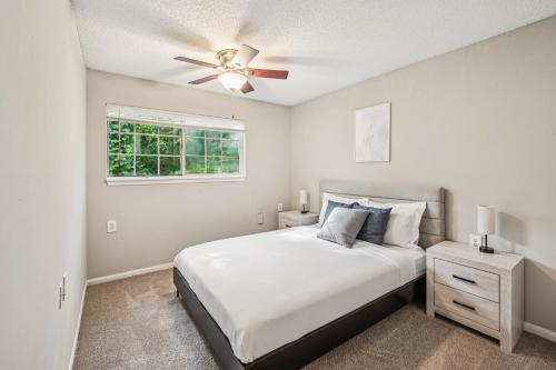 Ένα ή περισσότερα κρεβάτια σε δωμάτιο στο Kenridge Apartments 1705 I 2 Bed 2 Bath