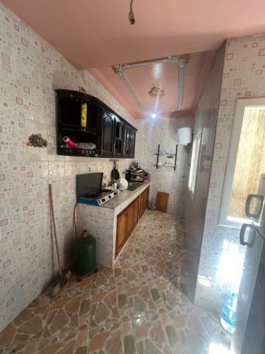 y cocina con encimera y fogones. en Ezzaimi apartment, en Tánger