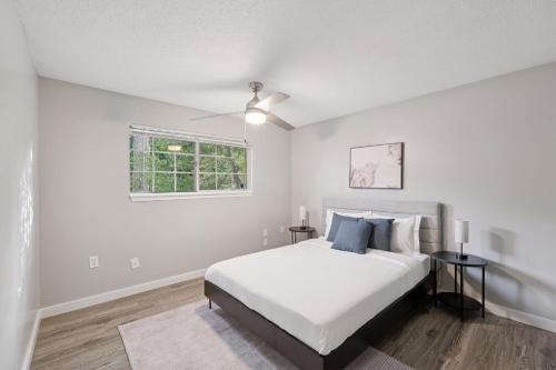 Ένα ή περισσότερα κρεβάτια σε δωμάτιο στο Kenridge Apartments 2045 I 2 Bed 2 Bath