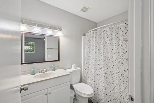 Ένα μπάνιο στο Kenridge Apartments 2045 I 2 Bed 2 Bath