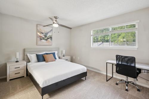 Ένα ή περισσότερα κρεβάτια σε δωμάτιο στο Kenridge Apartments 2035 I Comfy 2 Bed 2 Bath