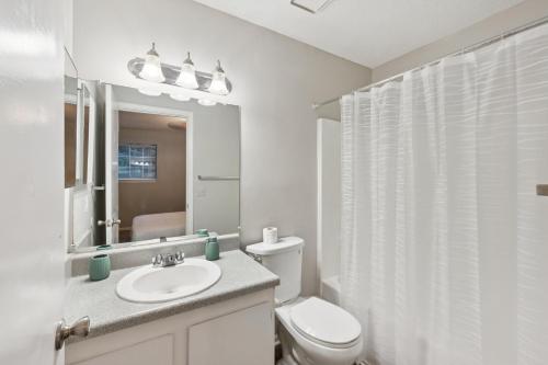 Un baño blanco con inodoro y lavabo. en Kenridge Apartments 2615 I Comfy 2 Bed 2 Bath, en Decatur
