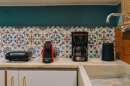 Η κουζίνα ή μικρή κουζίνα στο Rebel's Rest - 4BR Apartment