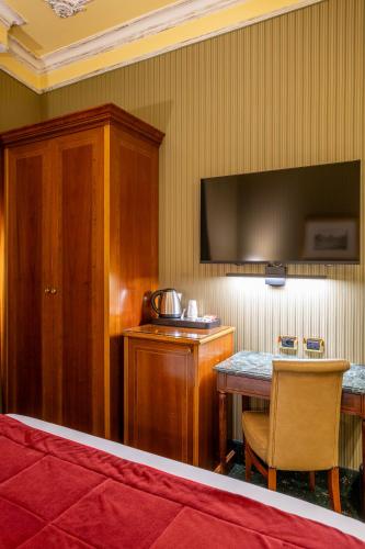 Una televisión o centro de entretenimiento en Hotel Manfredi Suite In Rome