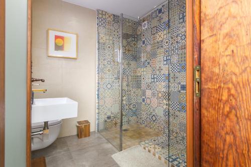 La Matanza de AcentejoにあるCasa Carmenのシャワーと洗面台付きのバスルーム