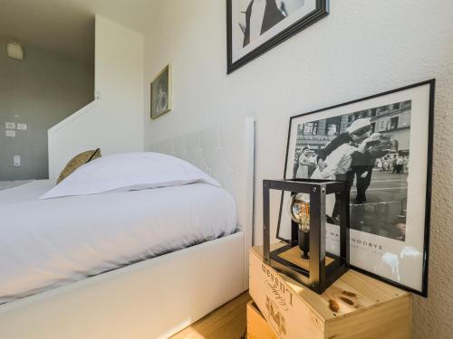 Una cama o camas en una habitación de L'Emile Zola - MC2 - Parc