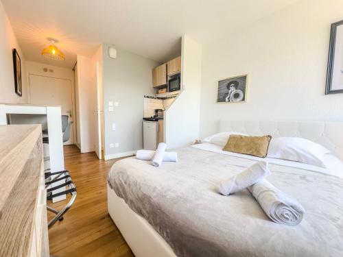 Una cama o camas en una habitación de L'Emile Zola - MC2 - Parc