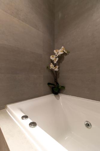 a vase of flowers sitting on top of a bath tub at Panorama sur l'infini in Casablanca