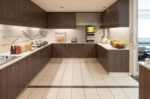 Η κουζίνα ή μικρή κουζίνα στο Residence Inn Rochester Henrietta