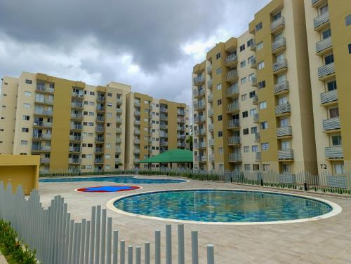 une piscine en face de certains immeubles d'appartements dans l'établissement Casa de la Sierra, à Santa Marta