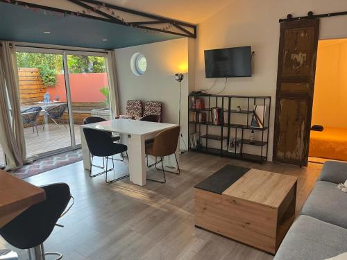 Μια τηλεόραση ή/και κέντρο ψυχαγωγίας στο Le Cosy, maison de ville, avec jolie terrasse