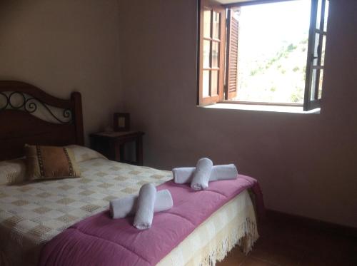 a bedroom with a bed with two towels on it at Casa rural La Encantadora in Vallehermoso