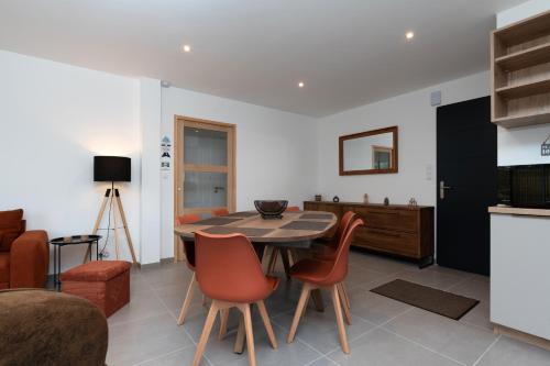 une cuisine et une salle à manger avec une table et des chaises dans l'établissement Family Prince - 8 personnes, à Arzon