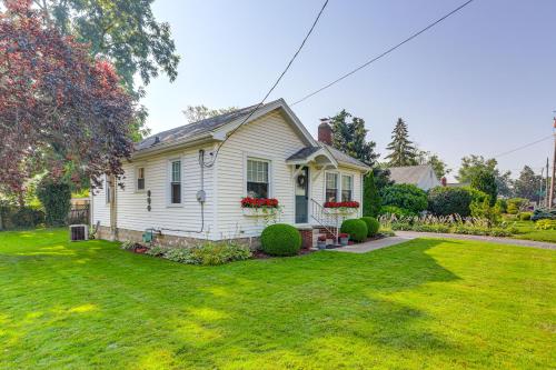 Κήπος έξω από το Walk to Private Beach Lake Erie Retreat with Yard!