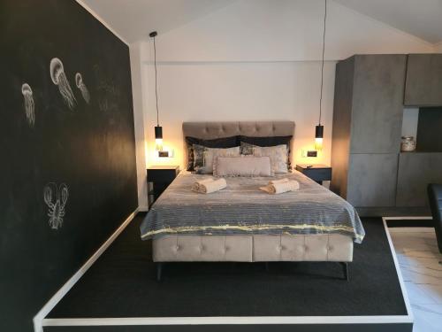 Un dormitorio con una cama grande con dos almohadas encima. en Apartman Oli 1, en Poreč