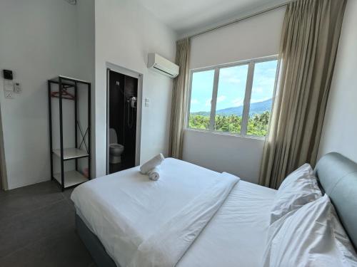 En eller flere senge i et værelse på Simfoni Hillview Premium Homestay 04