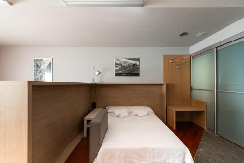 a bedroom with a bed in a room at Appartamento in Centro 10' Stazione in Turin