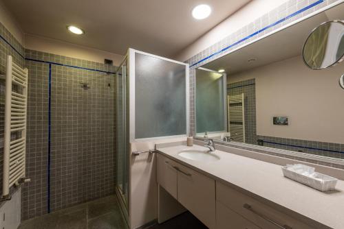 a bathroom with a sink and a shower at Appartamento in Centro 10' Stazione in Turin
