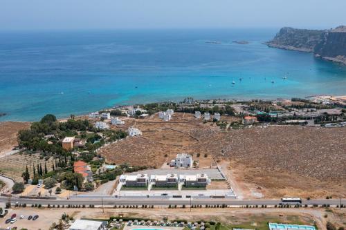 una vista aérea de una ciudad y el océano en Lindian Poem Villas, en Lindos