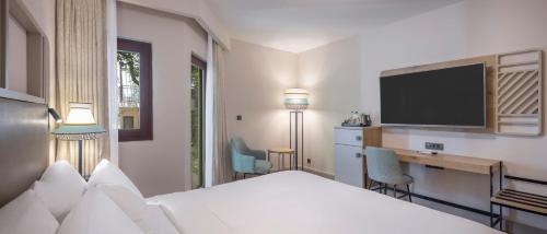 Ένα ή περισσότερα κρεβάτια σε δωμάτιο στο DoubleTree by Hilton Bodrum Isil Club Ultra All-Inclusive Resort