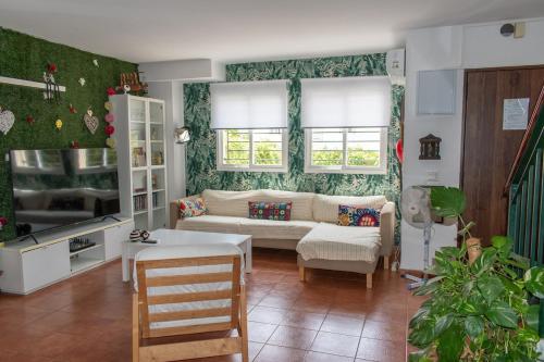 Townhouse with art, books and pool near the sea