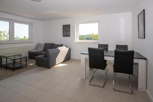 Ruang duduk di Ferienwohnung Weitsicht nahe Göttingen