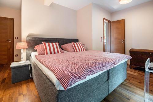 a bedroom with a large bed with red and white pillows at Exklusive Traumvilla mit Sauna in Hamburg