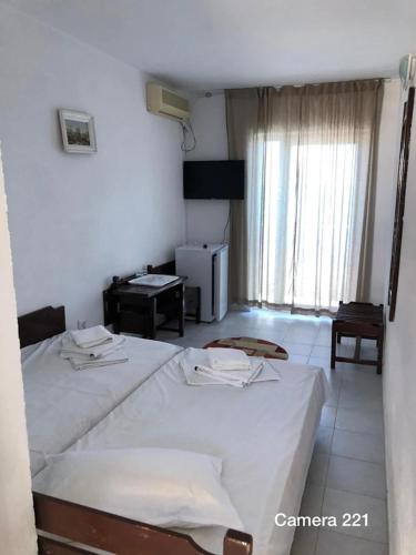 a room with a bed and a desk in it at Hotel Azur in Costinesti