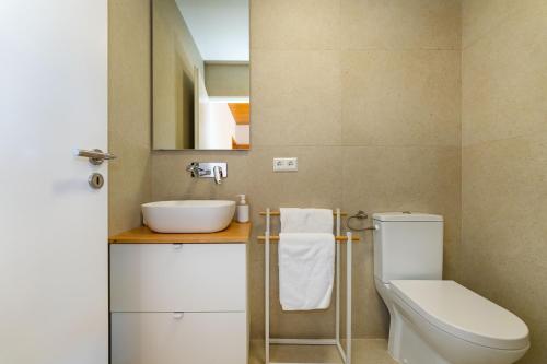 un baño con inodoro y lavabo en Apartments Villa Verica - Mit Meerblick & Pool auf der Insel Rab, en Banjol