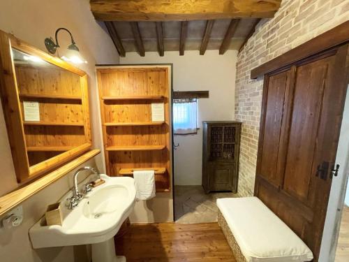 Un baño de Spoleto Tranquilita sleeps 16 with Wifi Pool Yoga Studio Gardens and Views