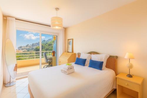 Un pat sau paturi într-o cameră la High-end Residence With Pool And Panoramic Views