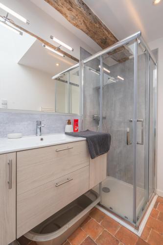 une salle de bain avec un lavabo et une douche dans l'établissement LE RELAIS DU ROY - Maison proche Cholet et Puy dufou, à Saint-Christophe-du-Bois