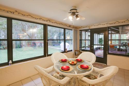 Χώρος καθιστικού στο Riverfront Dunnellon Home with Private Dock!
