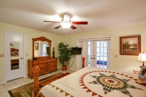 Ένα ή περισσότερα κρεβάτια σε δωμάτιο στο Riverfront Dunnellon Home with Private Dock!