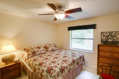 Ένα ή περισσότερα κρεβάτια σε δωμάτιο στο Riverfront Dunnellon Home with Private Dock!