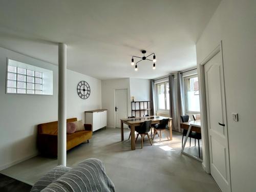 un salon avec une table et une salle à manger dans l'établissement Blue Gallery #REIMS, à Reims