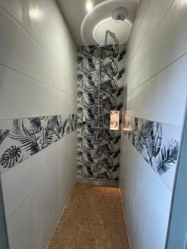 a hallway with black and white wallpapers and a hallway sidx sidx at Pétalya Lodge in Montcornet