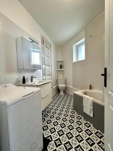 une salle de bain avec une baignoire, un lavabo et des toilettes dans l'établissement Blue Gallery #REIMS, à Reims