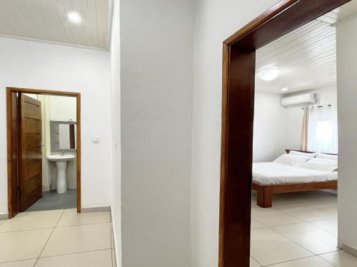 a room with a mirror and a bed in it at Residence Atlantic - Premium Apartment - WiFi, Gardien, Parking, Climaté in Douala