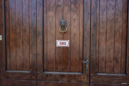 a wooden door with a speed limit sign on it at Au cœur de Bruniquel - Magnifique villa en pierres pour 7 personnes - Piscine privée - Poêle - Vue imprenable sur le village - Jardin - Garage in Bruniquel