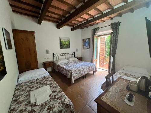 Un dormitorio con dos camas y una ventana. en Villa Tuscany Siena, en Siena