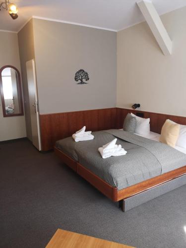 Ένα ή περισσότερα κρεβάτια σε δωμάτιο στο Hotel Burgblick Meißen
