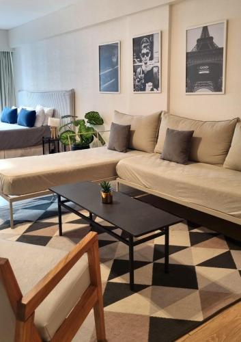 a living room with a large couch and a table at Top Rentals Belgrano in Buenos Aires