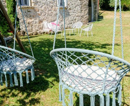 Gallery image of Gîte en Cévennes du sud, bergerie restaurée au rez de jardin d'une bastide avec piscine à débordement, vue exceptionnelle, authenticité, confort, repos assuré au cœur de la nature in Saint-Laurent-le-Minier