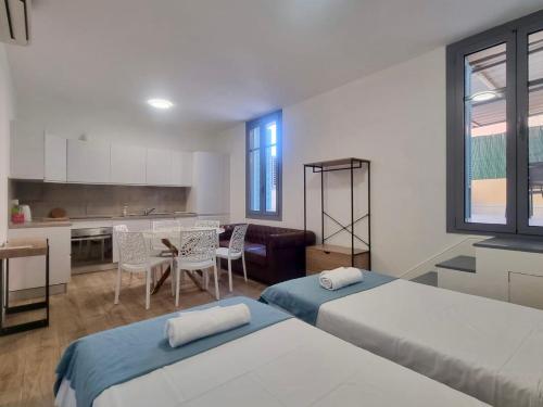 Il comprend un salon avec deux lits et une cuisine. dans l'établissement Villa BRIGITTE MONACO Parking et Terasse, à Beausoleil