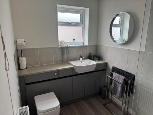 Bilik mandi di Newly Refurbished, Cosy Flat Minimum 2 nights
