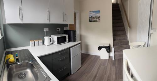 Dapur atau dapur kecil di Newly Refurbished, Cosy Flat Minimum 2 nights