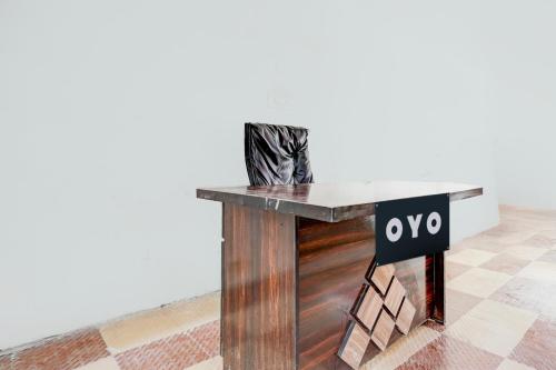 SītāpurSPOT ON R K Galaxy的一张桌子上挂着“ovo”的牌子