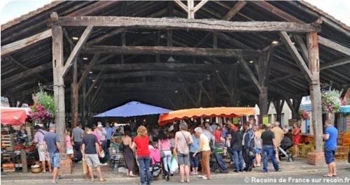 a large group of people standing in a market at Nuit Romantique, Spa, Champagne, Cinéma, Flipper - Escapade Veyloise in Pont-de-Veyle